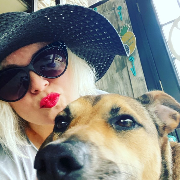 Meet your Posher, Atira - Picture 2 of 2